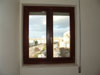 Le finestre a due ante da noi realizzate possono essere di varie dimensioni e dotate di apertura a ribalta. I vetri adoperati sono del tipo 